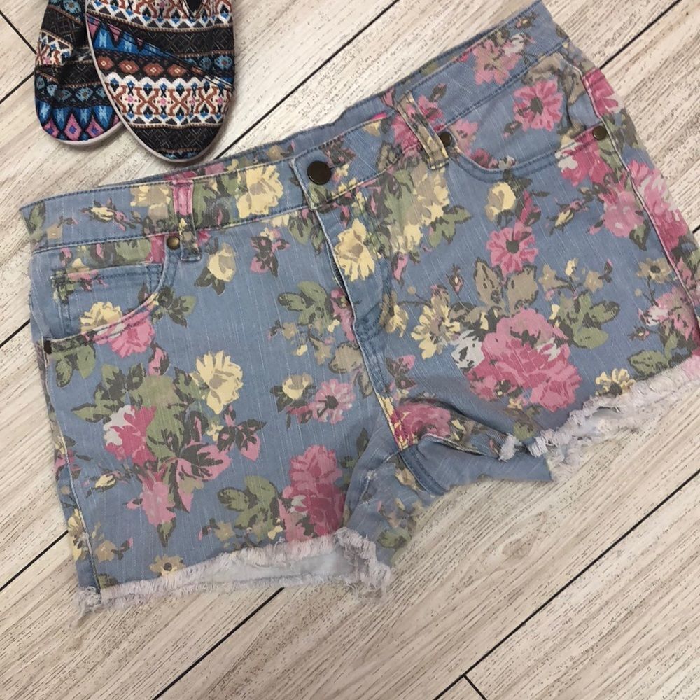 Tinseltown floral denim Jean shorts. Juniors 11